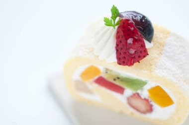 Çilekli taze ev yapımı meyveli kek.