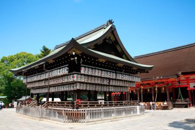 Güzel antik Japon tapınağının manzaralı görüntüsü.