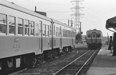 Japonya 'daki eski tren, sepya fotoğrafı.