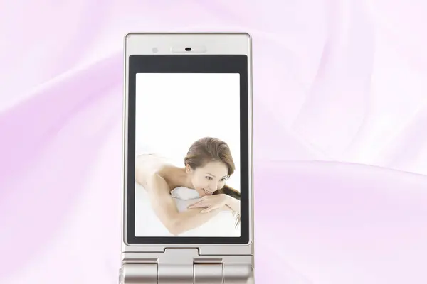 Handy Bildschirm Mit Schönen Asiatischen Frau Bild — Stockfoto