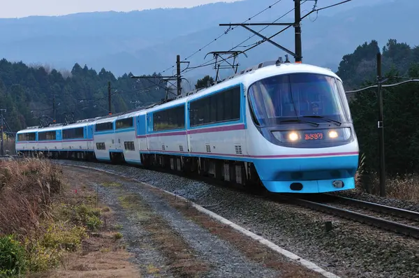 Современный Поезд Движется Японскому Городу Дневное Время — стоковое фото