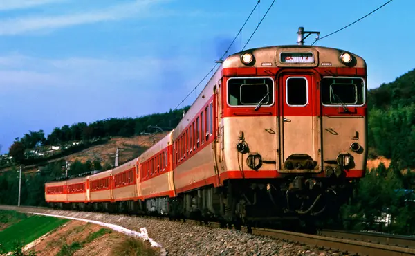 Hızlı tren demiryolunda hızla ilerliyor. 