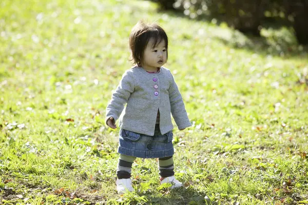 Parktaki Çimlerde Oynayan Tatlı Asyalı Kız — Stok fotoğraf