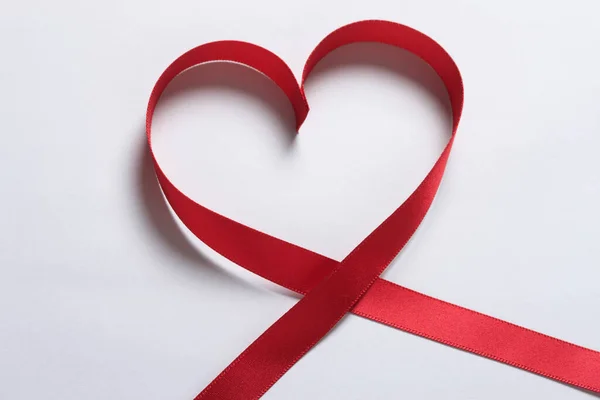 Corazón Cinta Roja Fondo Blanco —  Fotos de Stock