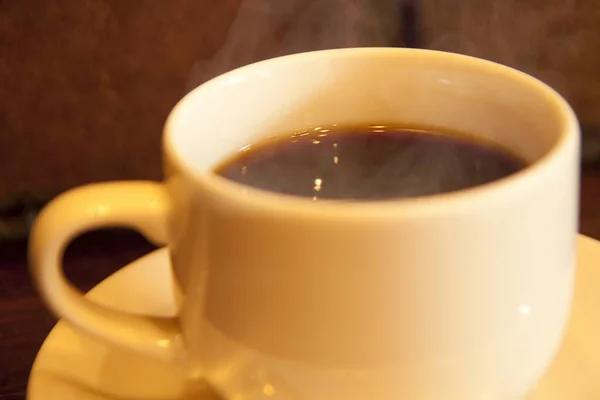 Heiße Kaffeetasse Auf Tischhintergrund Nahaufnahme — Stockfoto