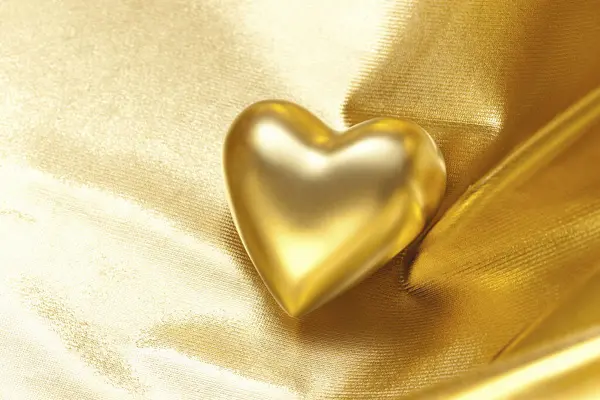 Goldenes Herz Mit Goldenem Hintergrund — Stockfoto