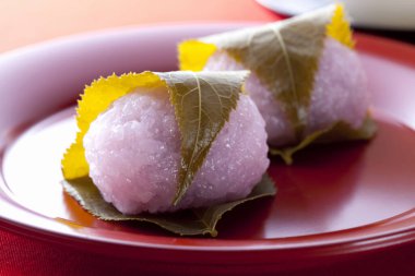 Küçük Japon Mochi tatlısı, çiğnenmiş Asya rikekleri.