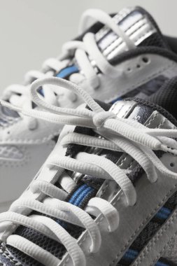 beyaz arkaplanda spor ayakkabıları