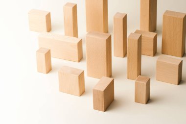 Beyaz arkaplanda tahta bloklar, kapatın