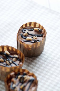 Çikolatalı kek ve karamel.