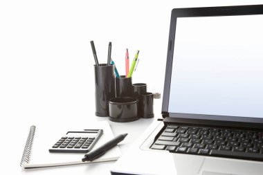 Laptop ve hesap makineli ofis masası