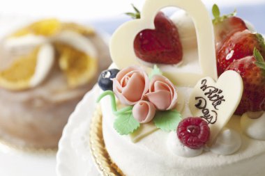 Kremalı ve taze meyveli pastanın yakın plan görüntüsü