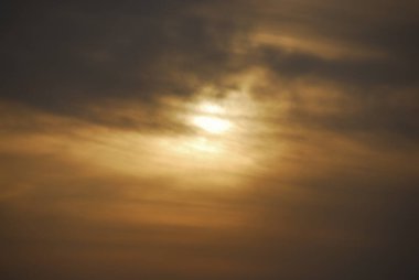 Karanlık gökyüzünde gün batımı.