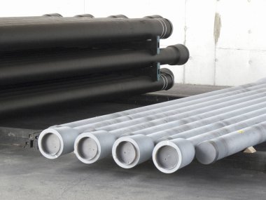 Eski endüstriyel çelik boruların yakın çekim görüntüsü             