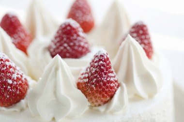 Beyaz arka planda çilekli lezzetli pastanın yakın plan görüntüsü     