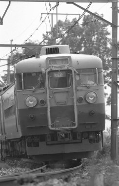 Tren rayları üzerinde. Siyah beyaz fotoğraf.