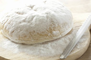 Taze ekmeği unla kaplayın.