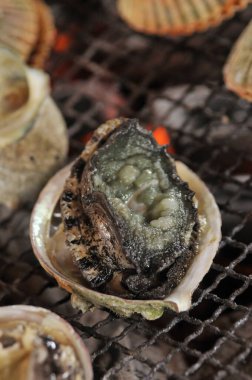 Izgarada hazırlanan midyelerin yakın plan görüntüsü 