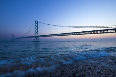 Köprü ve gün batımının olduğu açık hava manzarası        