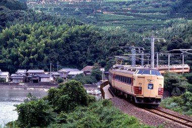 Tren gündüz vakti kırsal alanda hareket ediyor. 