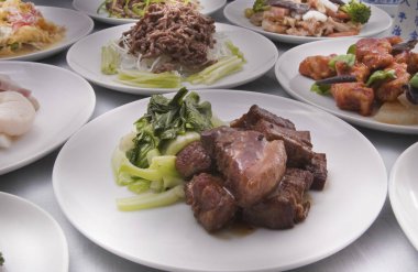 Çeşitli Japon yemeklerini gösteren bir mutfak fotoğrafı.