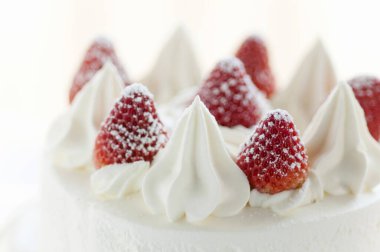 Beyaz arka planda çilekli lezzetli pastanın yakın plan görüntüsü     