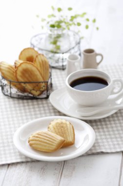 Bir fincan kahve ve lezzetli ev yapımı bisküviler.