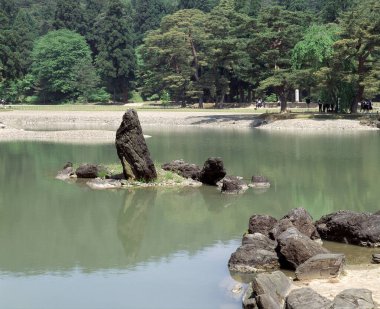 Taşlar temiz park gölü suyunda dinleniyor..