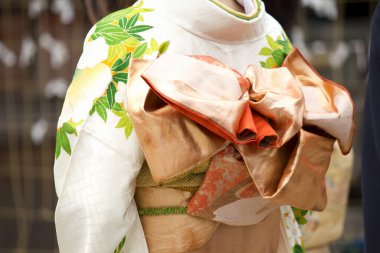 Beyaz ipek kravatlı geleneksel Japon kimonosu..