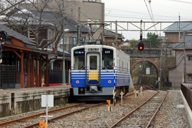 Japonya 'daki tren raylarında giden trenin görüntüsü