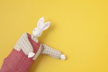 Sarı arka planda el yapımı tavşan oyuncağı