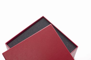 Beyaz arka planda kırmızı hediye kutusu