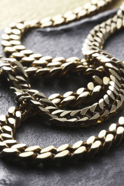 Arka planda güzel altın zincirler, yakın plan