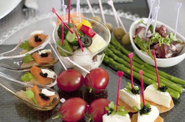 Tepside farklı atıştırmalıklar, çubuklu peynir ve sebzeler. 