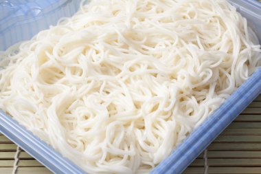 Masadaki beyaz erişteyi yakın.