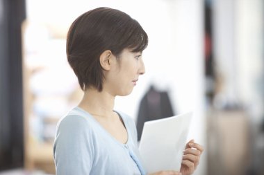 Görevdeki genç bayan.