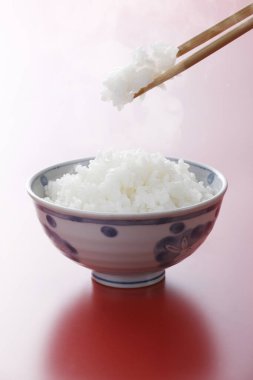 Beyaz pirinç kase ve yemek çubukları 