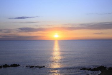 Güzel gün batımı gökyüzü ve manzaralı deniz manzarası   