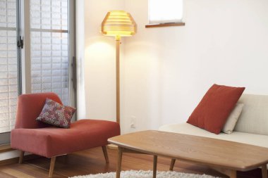 kanepesi, koltuğu ve masası olan modern oturma odası