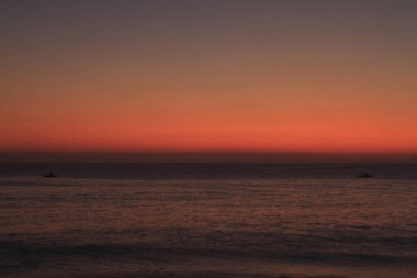 Denizde güzel bir gün batımı. Seyahat kavramı