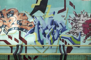 Duvara farklı renkte grafiti, kapat