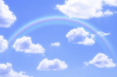 Mavi gökyüzünde güzel beyaz bulutlar ve gökkuşağı, arka plan