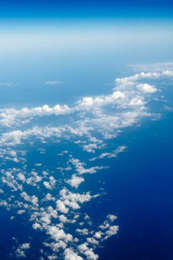 Beyaz bulutlu mavi gökyüzü