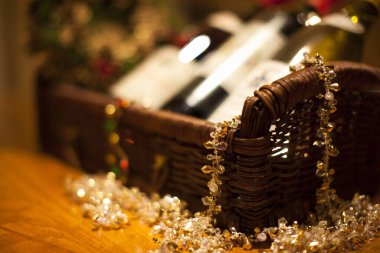 Şarap şişeleri ve Noel süslemeleri Noel pazarında