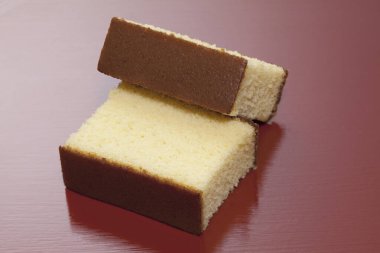 Dilimlenmiş Japon hamur işiyle yakın plan.  