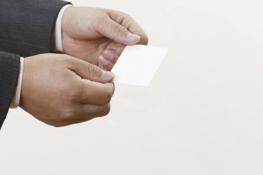 Beyaz arkaplanda izole edilmiş, boş bir kartı olan bir el..