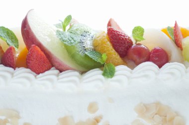 Lezzetli doğum günü pastası, kremalı ve meyveli.          