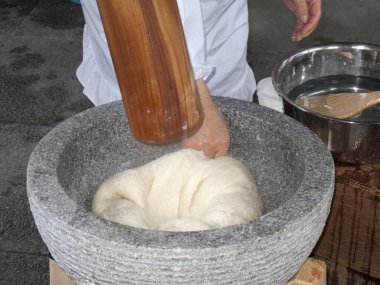 Asyalı adam geleneksel Japon pilav hamuru yapıyor.