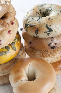 Beyaz arka planda taze simit 