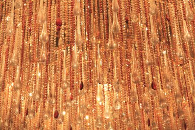 Bir sürü kristal boncuklu güzel bir avize. 